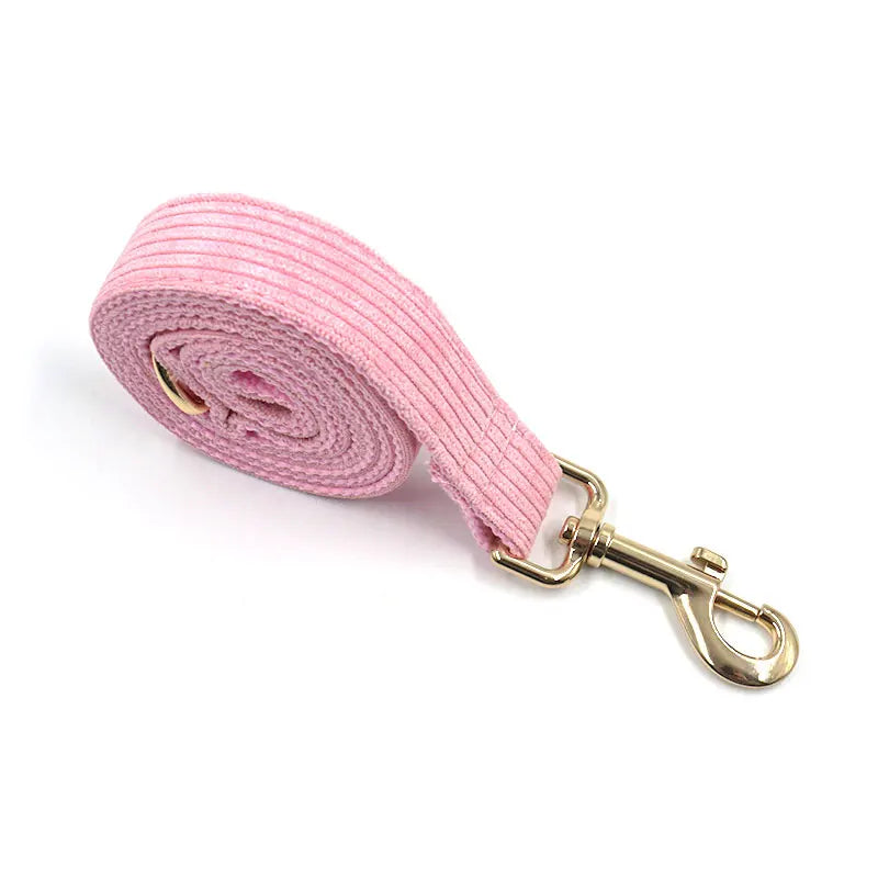 Set Luxe en Velours Rose – Harnais, Collier & Laisse avec boucle Dorée.