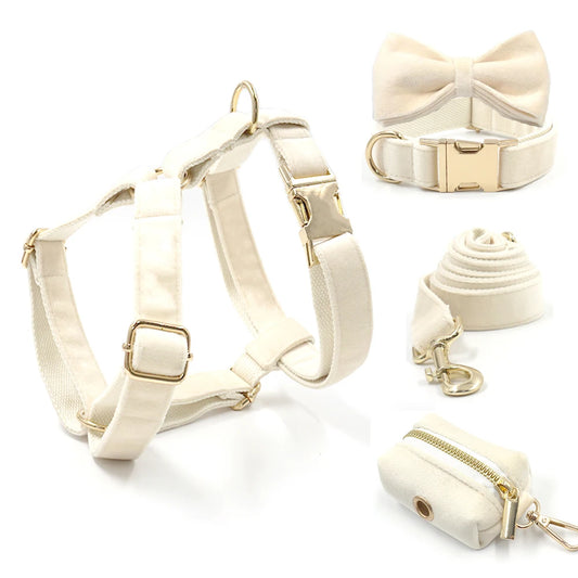 Set Luxe en Velours Crème – Harnais, Collier & Laisse avec boucle Dorée.